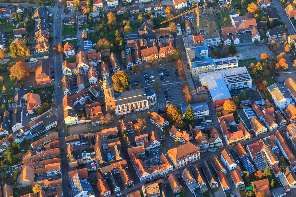 Luftbild: Plätzel, St. Georgskirche, Stadthalle und Grundschule am Marktplatz von Süden in Kandel im Bundesland Rheinland-Pfalz in Deutschland. Foto: IMG_095845.jpg vom 30.10.2016 durch Werner Riehm/FLY-FOTO.de