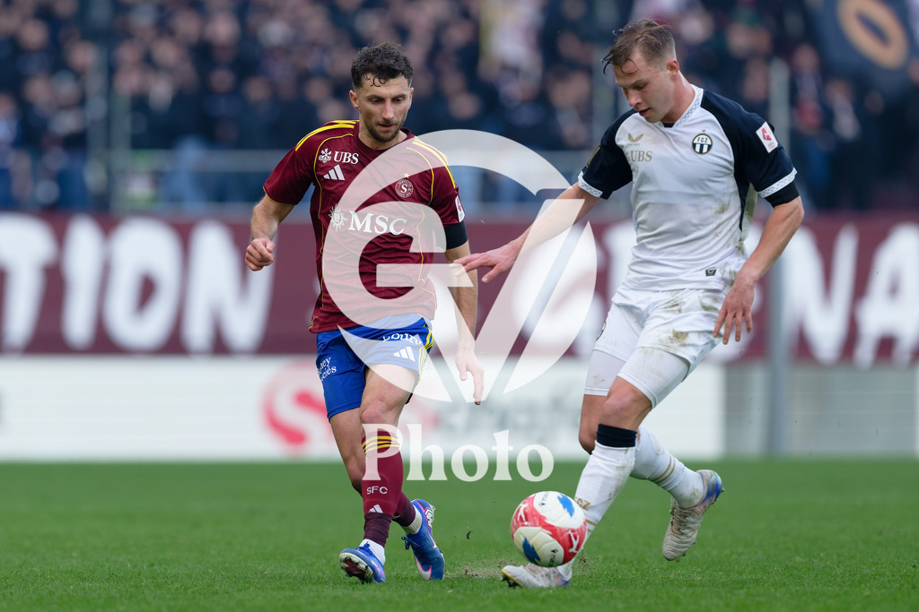 Brack Super League - Servette FC v FC Zurich | Ilan Sauter (27 FC Zurich) and Miroslav Stevanovic (9 Servette FC) battle for the ball (duel)  during the Brack Super League match between Servette FC and FC Zurich at Stade de Geneve in Geneva, Switzerland