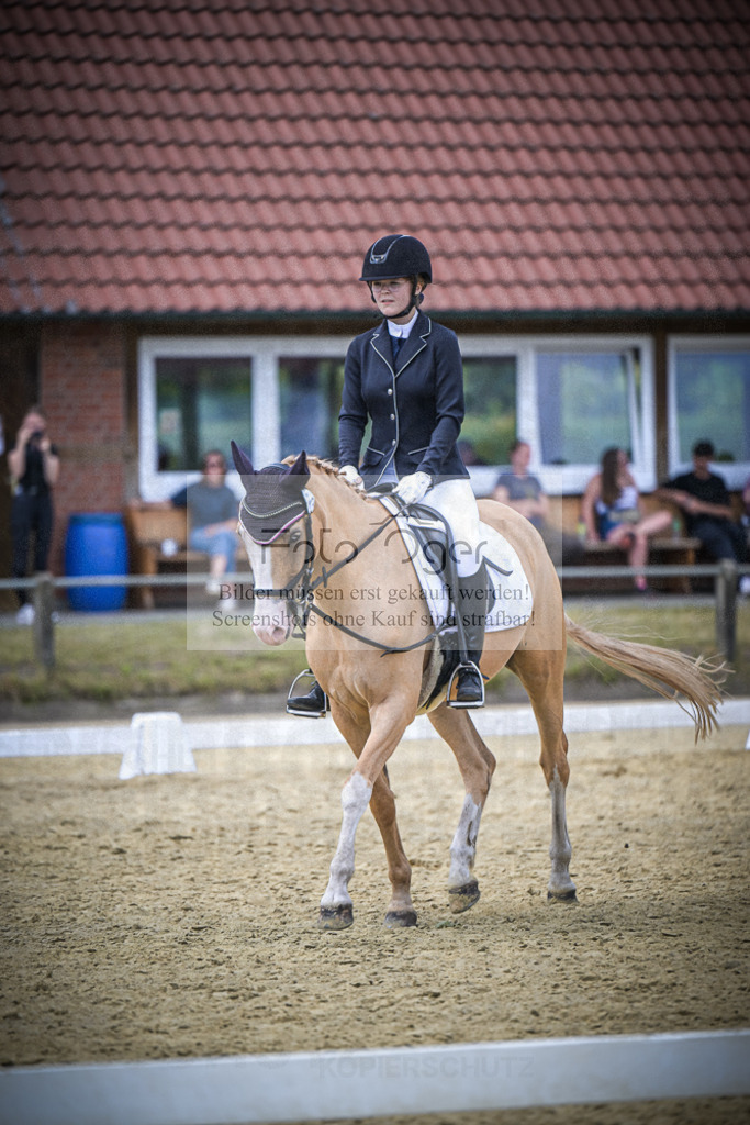 DOS_8552 | Entdecke hochwertige Reitturnierfotos von Foto Oger. Professionell, emotional und authentisch – jetzt Lieblingsmomente im Shop bestellen.Deutschlandweite Turnierfotografie. - Realisiert mit Pictrs.com