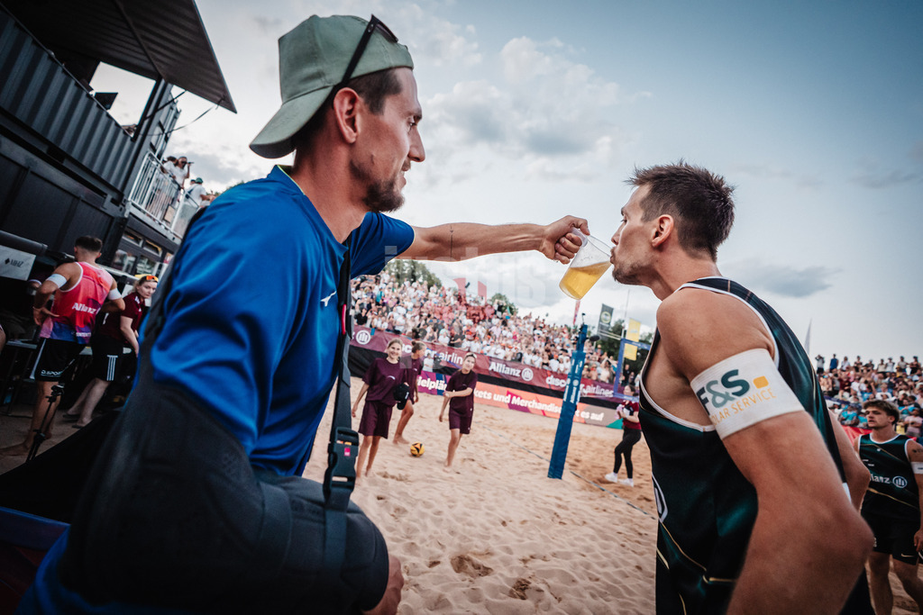 Beachvolleyball | Männer | Allianz German Beach Tour 2025 | Tourstop München | 05.07.2025 | v.l. Bennet Poniewaz und David Poniewaz