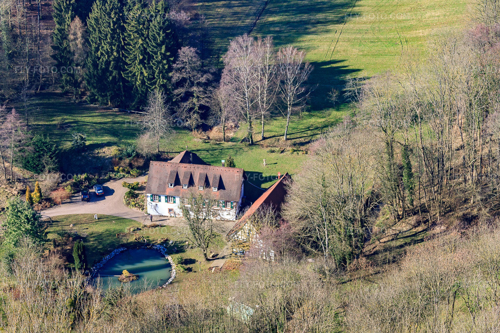 Aerial view: House with pond in the Sauermatten meadows in Memmelshoffen in the state Bas-Rhin, France. – Photo: IMG_37391.jpg taken on 02/07/2011 by Werner Riehm/FLY-FOTO.com – Resolution of the original: 4752 x 3168 px
