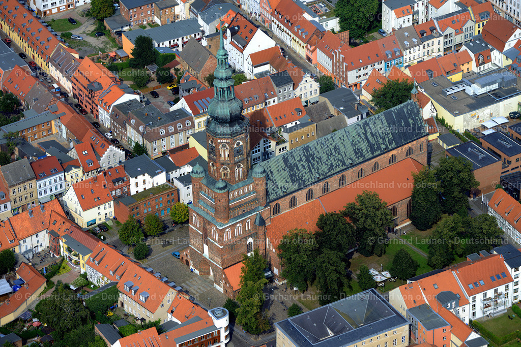 3292114 | GREIFSWALD 08.09.2021 Kirchengebäude des Domes St. Nikolai an der Domstraße in Greifswald im Bundesland Mecklenburg-Vorpommern, Deutschland. Weiterführende Informationen bei: Evangelische Kirchengemeinde St. Nikolai, Greifswald. // Church building of the cathedral of St. Nikolai on Domstrasse in Greifswald in the state Mecklenburg - Western Pomerania, Germany. Further information at: Evangelische Kirchengemeinde St. Nikolai, Greifswald. Foto: Gerhard Launer