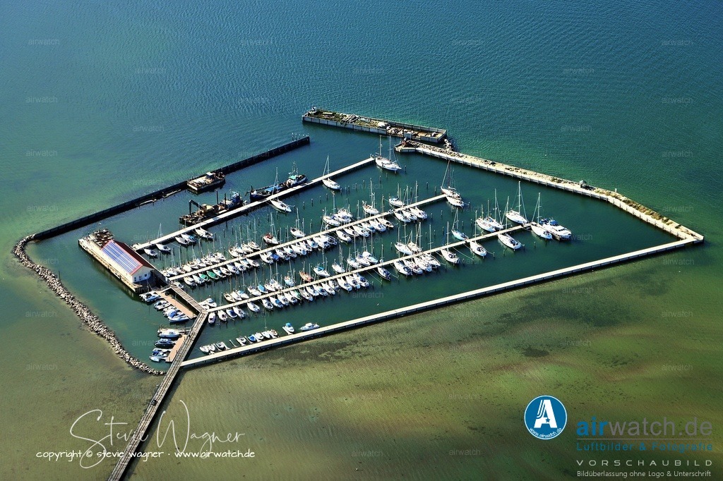 Luftbild Yachtafen Wackerballig - Das Inselhafenrestaurant „Wackerpulco“ | Im Jahr 2021 wurde der alte Holzsteg zum Hafen abgerissen und durch einen neuen Betonsteg ersetzt, während das Inselhafenrestaurant „Wackerpulco“ im Jahr 2024 wiedereröffnet wurde.