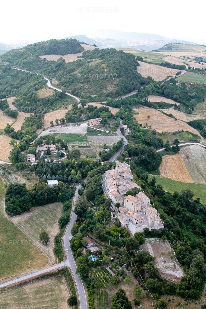 Aerial view: View of the town in Cartoceto in the state The Marches, Italy. – Photo: IMG_43101.jpg taken on 07/16/2011 by Werner Riehm/FLY-FOTO.com – Resolution of the original: 2848 x 4272 px