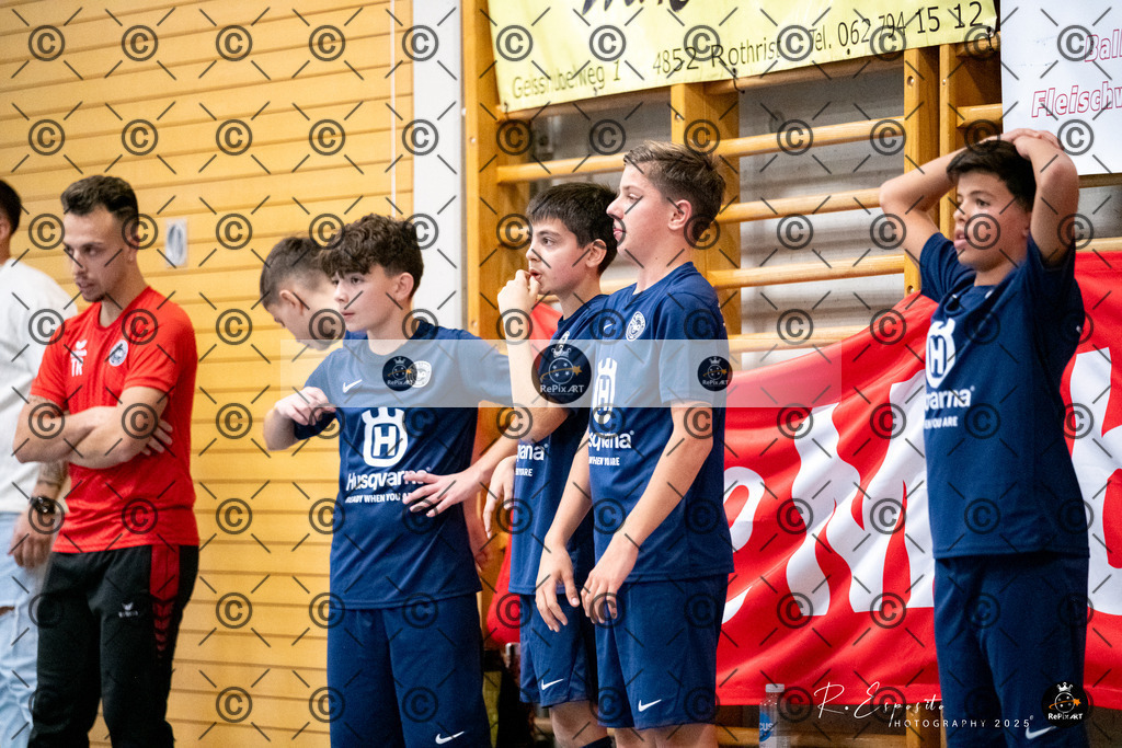 20251122_20251122_FCR-Hallenturnier-D-1_008-64 | Sport und Naturfotografie von Roberto Esposito zeigt echte Momente Bewegung und die Schönheit der Natur. Ausdrucksstarke Bilder schaffen Emotionen.