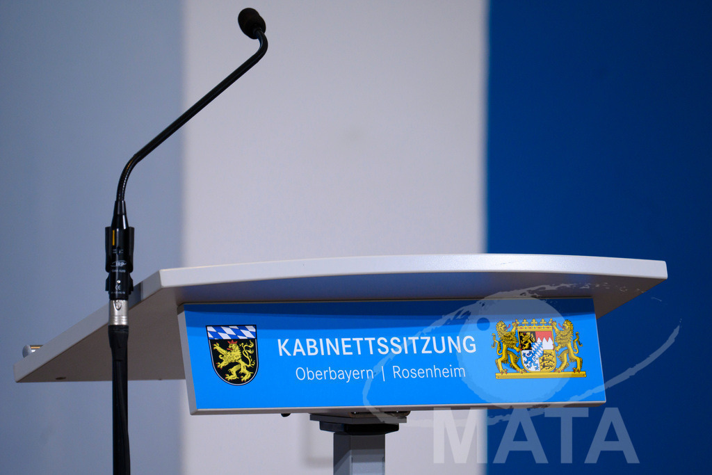 _DWI7560 | Pressekonferenz im Lokschuppen. Rosenheim, 02.12.2025 Bayern Deutschland - Realisiert mit Pictrs.com