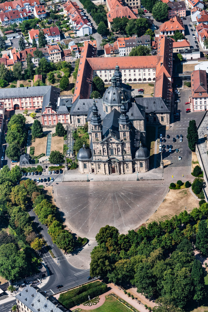 dr__0015570.jpg | FULDA 03.08.2018 Kirchengebäude des Domes in der Altstadt in Fulda im Bundesland Hessen, Deutschland. // Church building of the cathedral in the old town in Fulda in the state Hesse, Germany. Foto: Daniel Reiter