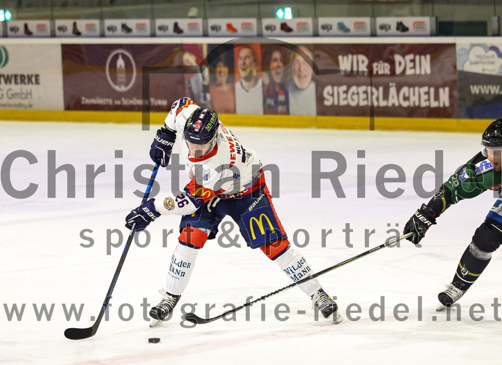 2023-01-13_062_TSV_Erding_gegen_VfE_Ulm-Neu-Ulm | Erding, Deutschland, 13.01.2023:
Eishockey, Bayernliga 2022 / 2023, 27. Spieltag, TSV Erding gegen VfE Ulm/Neu-Ulm, Endergebnis: 6:1

Jan Müller (VfE Ulm/Neu-Ulm e. V., #26), Thomas Plihal (Erding Gladiators, #39)

Foto: Christian Riedel / fotografie-riedel.net