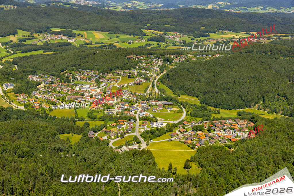 Aktuelles Luftbild von  Thurmansbang - Die Luftaufnahme wurde 2022 mittels UL-Flugzeug erstellt ( keine Drohne ) - hochauflösende Kamera-Systeme von  Canon -Beste Qualität - Für grossformatige Ausdrucke geeignet. Die Geschenkidee !