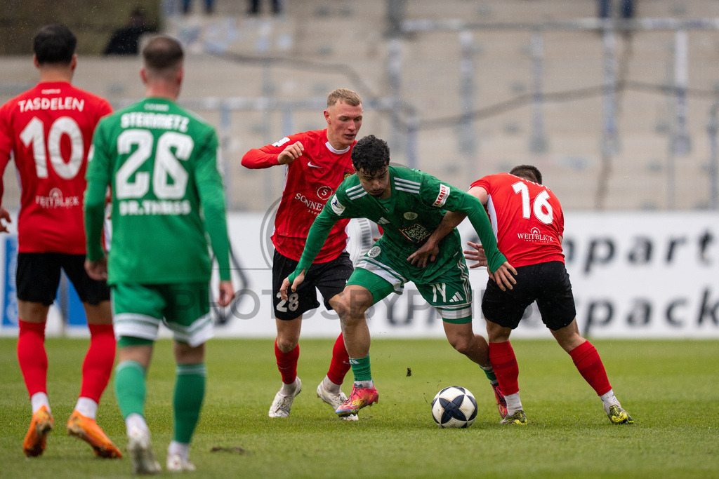 SG Sonnenhof Grossaspach vs. FC 08 Homburg, Fussball, Regionalliga Suedwest, 26. Spieltag, 28.03.2026 | Zweikampf zwischen Kaan Inanoglu (FC 08 Homburg, #14), Luka Janes (SG Sonnenhof Grossaspach, #28) und Marius Kunde (SG Sonnenhof Grossaspach, #16),SG Sonnenhof Grossaspach vs. FC 08 Homburg, Fussball, Regionalliga Suedwest, 26. Spieltag, 28.03.2026