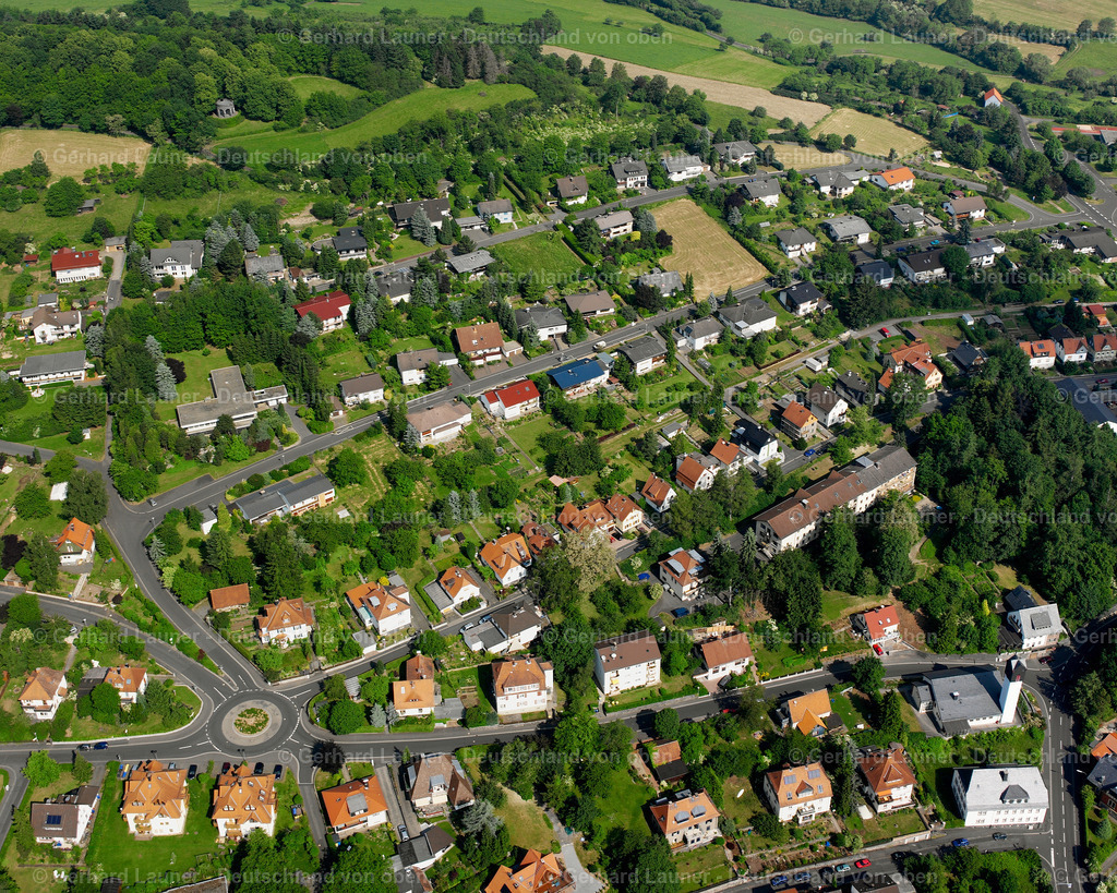 2615877 | SCHOTTEN 09.06.2006 Wald- Gebiete und Forstflächen umsäumen das Siedlungsgebiet des Dorfes in Schotten im Bundesland Hessen, Deutschland // Village - view on the edge of forested areas in Schotten in the state Hesse, Germany Foto: Gerhard Launer
