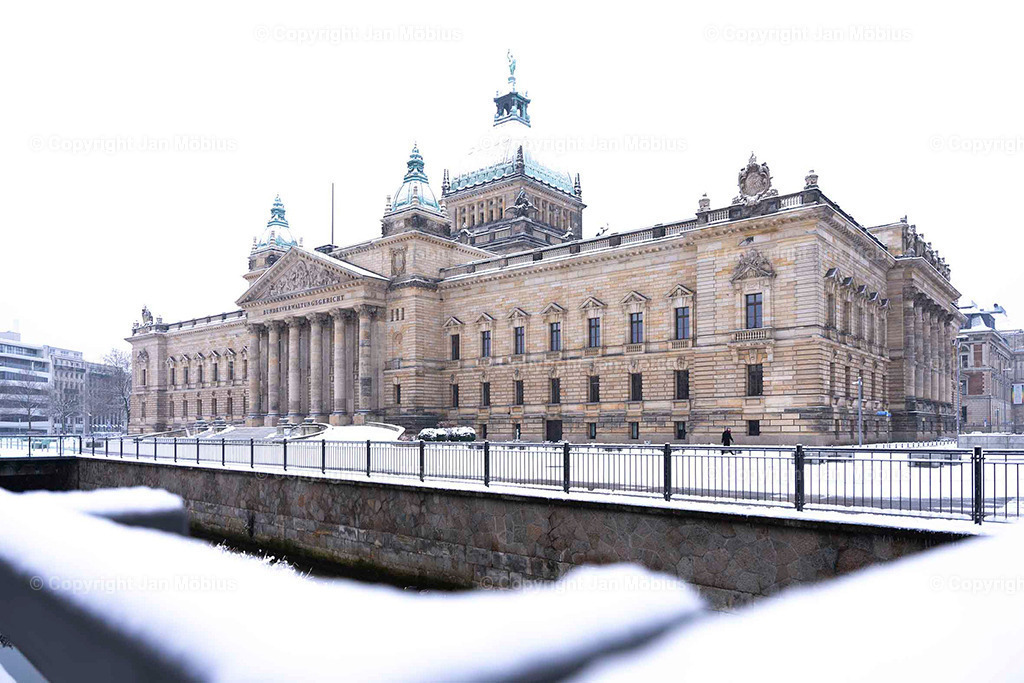 Bundesverwaltungsgericht | Das heutige Bundesverwaltungsgericht in Leipzig blickt auf eine bewegte Geschichte zurück: Ursprünglich als Reichsgericht errichtet, diente das beeindruckende Gebäude später als Bildermuseum. Heute ist es Sitz des höchsten deutschen Gerichts für öffentliches Recht. Die Verbindung aus historischer Architektur, kulturellem Erbe und rechtlicher Bedeutung macht diesen Ort einzigartig – für Besucher, Interessierte und Bildkäufer gleichermaßen. - Realisiert mit Pictrs.com