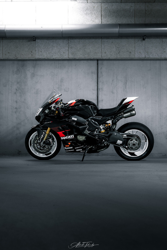 Ducati Panigale V4S | Entdecken Sie die faszinierende Welt von Alexander Tschuncky Arts: Kreative Fotografie, atemberaubende Automobilkunst und hochwertiger Bilderdruck. Lassen Sie sich inspirieren! - Realisiert mit Pictrs.com