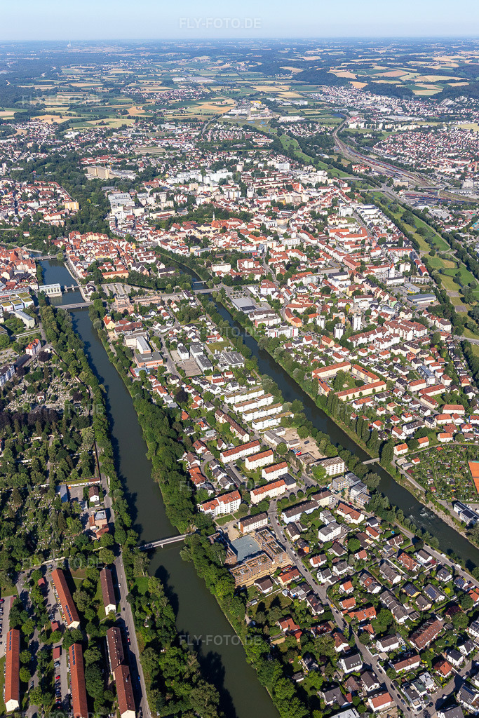 Luftbild: Hammerinsel zw. Isar und kleiner Isar im Ortsteil Moniberg in Landshut im Bundesland Bayern in Deutschland. – Foto: IMG_133064.jpg vom 03.07.2022 durch Werner Riehm/FLY-FOTO.de – Auflösung des Originals: 3648 x 5472 px – Stadt Landshut
