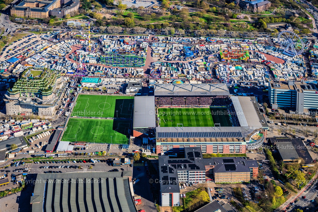 Hamburg_St_Pauli_Dom_Wallanlagen_Millerntor_Stadion_Bunker_Heiligengeistfeld_ELS_4245060425 | HAMBURG 06.04.2025 Sportstätten-Gelände der Arena des Stadion " Millerntor-Stadion " am Harald-Stender-Platz im Ortsteil Sankt Pauli in Hamburg, Deutschland. Weiterführende Informationen bei: Fußball-Club St. Pauli v. 1910 e.V.,  Professor Pfeifer und Partner Ingenieurbüro für Tragwerksplanung GmbH,  SHA Scheffler Helbich Architekten GmbH. // Sports facility grounds of the arena of the stadium "Millerntor- Stadion" in am Heiligengeistfeld in the St. Pauli district in Hamburg, Germany. Further information at: Fussball-Club St. Pauli v. 1910 e.V.,  Professor Pfeifer und Partner Ingenieurbuero fuer Tragwerksplanung GmbH,  SHA Scheffler Helbich Architekten GmbH. Foto: Martin Elsen