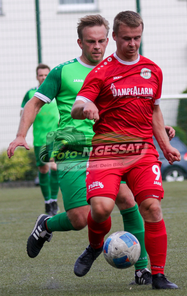 Bünder SV - TV Elverdissen | Auf dem Bild zu sehen: rot Bünder SV: Robin Luca Wolf ; grün TV Elverdissen: Philipp GödingBünder SV, TV Elverdissen, Saison 26/27, Kreisliga A, Bünde, Deutschland - Realisiert mit Pictrs.com