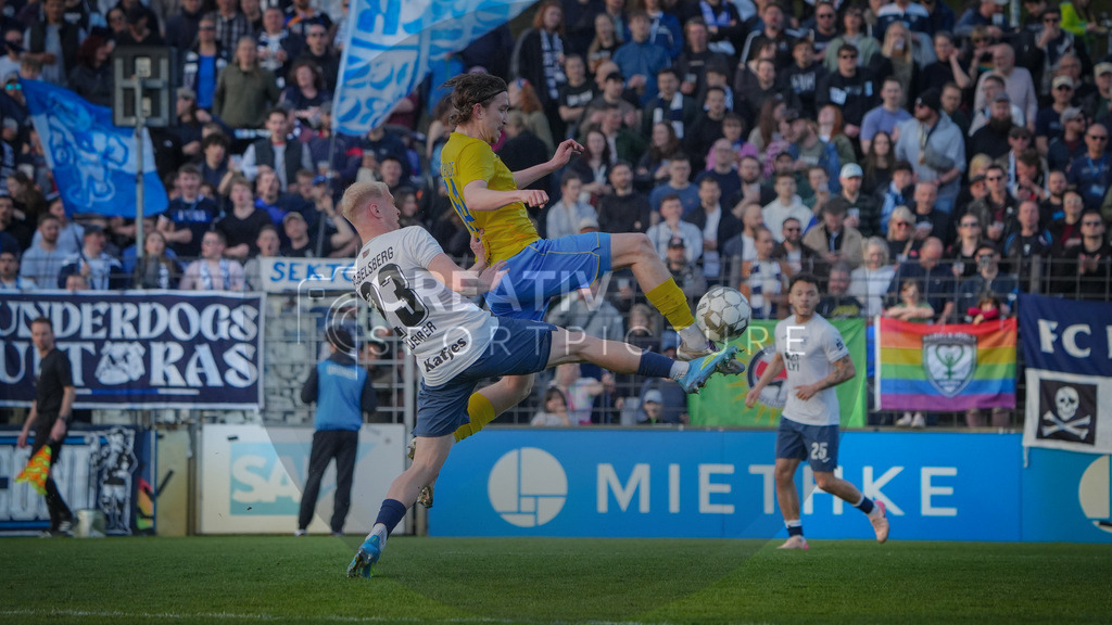 Fußball, Herren, Saison 2025/2026, Regionalliga Nordost, 30. Spieltag, FSV 63 Luckenwalde vs. SV Babelsberg 03, Freitag 17.04.2026, Karl-Liebknecht-Stadion Potsdam | Fußball, Herren, Saison 2025/2026, Regionalliga Nordost, 30. Spieltag, FSV 63 Luckenwalde vs. SV Babelsberg 03, Freitag 17.04.2026, Karl-Liebknecht-Stadion Potsdam, Im Bild: Linus Queißer (l. Babelsberg) und Sofiene Jannene (r. Luckenwalde) - Realisiert mit Pictrs.com