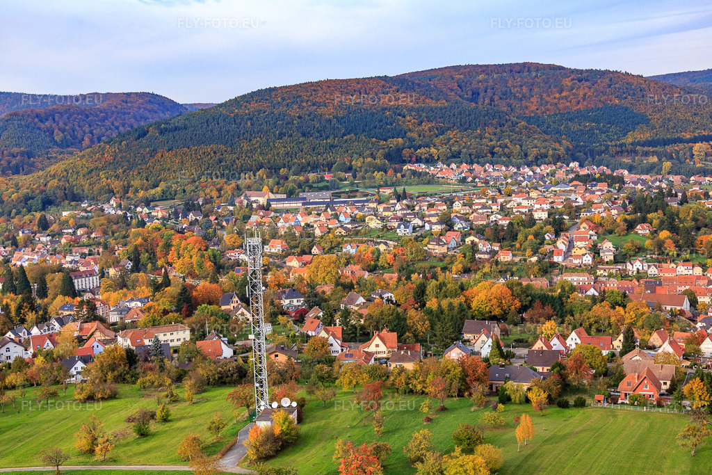Vue aérienne: Vue de la ville depuis le sud-ouest à Niederbronn-les-Bains dans le département Bas Rhin, France.Photo: IMG_084751.jpg prise le 24/10/2015 par Werner Riehm/FLY-FOTO.euRésolution de l'original: 5472 x 3648 px