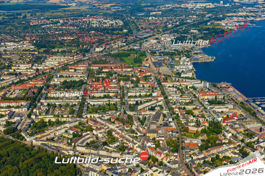 Luftbild Vs Google Maps  Kröpeliner-Tor-Vorstadt  Rostock -Das Luftbild wurde 2025 vom UL-Flugzeug heraus erstellt ( keine Drohnenluftbilder ) - Hochauflösende Luftaufnahme -Nicht vergleichbar mit Google Maps oder Satelittenbilder- Die Geschenkidee !Mit Lizenz und Bildrechte bestellbar