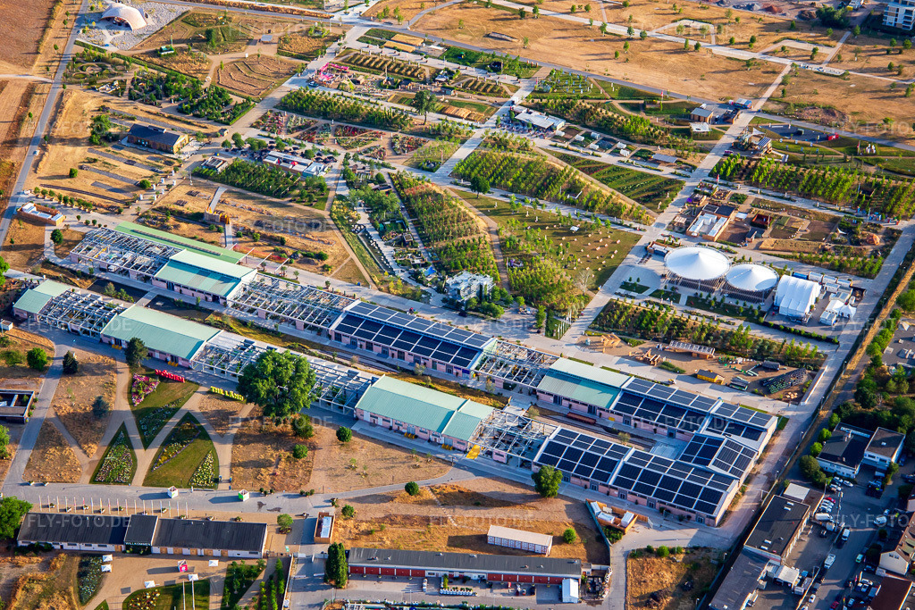 Luftbild: U-Halle auf dem Spinelli-Park der Bundesgartenschau Mannheim BUGA 2023 https://www.buga23.de/ im Ortsteil Feudenheim in Mannheim im Bundesland Baden-Württemberg in Deutschland. Foto: IMG_136927.jpg vom 24.06.2023 durch Werner Riehm/FLY-FOTO.de