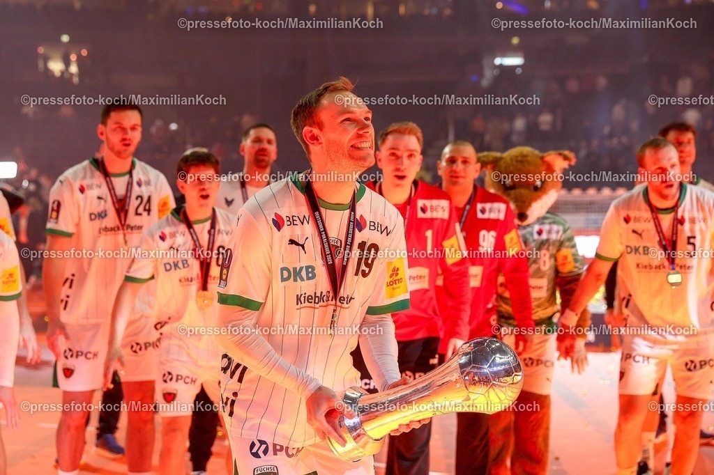 xSSCx19042602066 | 19.04.2026, xsscx, Handball, DHB-Pokal Lidl Final4, Finale, Füchse Berlin - Bergischer HC, Saison 2025 / 2026 Herren, Lanxess Arena, Köln: Die Mannschaft der Füchse Berlin feiert den Sieg im DHB-Pokal, Mathias Gidsel (Füchse Berlin #19) Photo: xSandraxScherningxPressefotoKochx