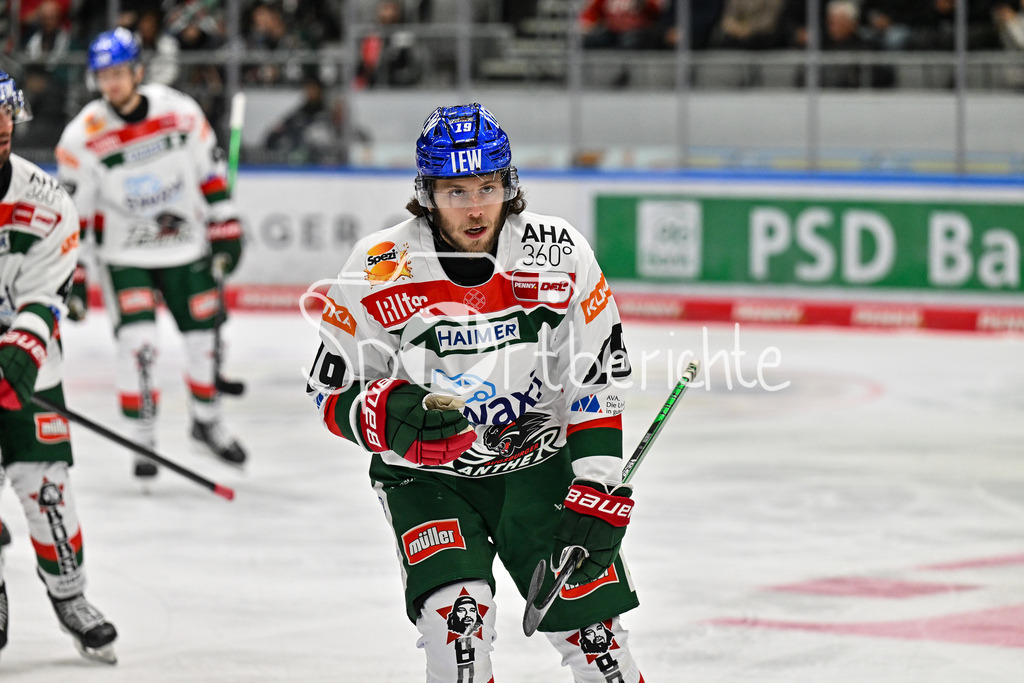 Augsburger Panther - EC VSV | Jubel nach dem 1-0 durch Riley DAMIANI (Augsburger Panther #19) / Freude / Happy / torschuetze