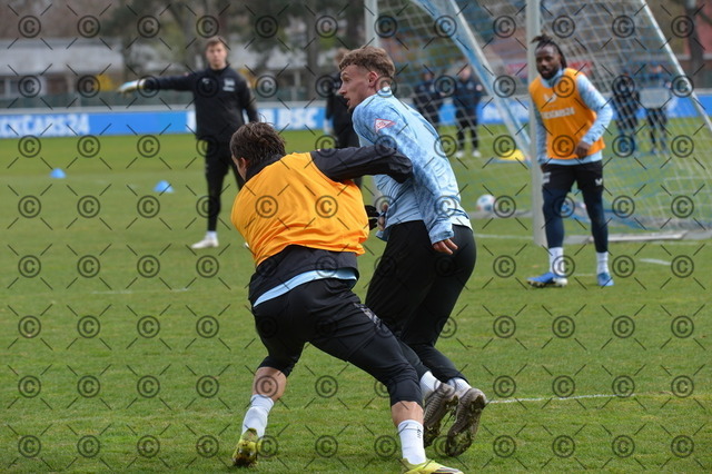 RGE_8833 | Hertha BSC, 2.Bundesliga, Herren, Training, Saison 2025/26, von li. Michal Karbownik  ( Hertha BSC ),Michael Cuisance ( Hertha BSC ),  Dienstag, 31.03. 2026,   Fotograf: Ralf Gebhardt - Realisiert mit Pictrs.com