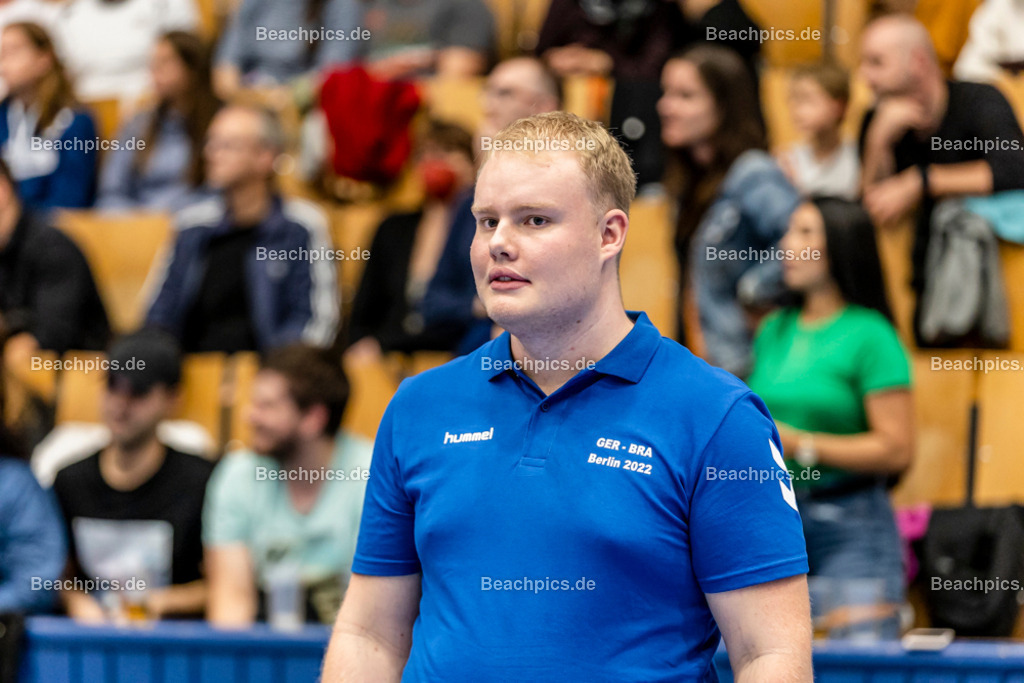 2022-00063369-Testspiel-Deutschland-Brasilien | VCO-Helfer Timo, 17.09.2022; Berlin Foto: Gerold Rebsch - www.beachpics.de

