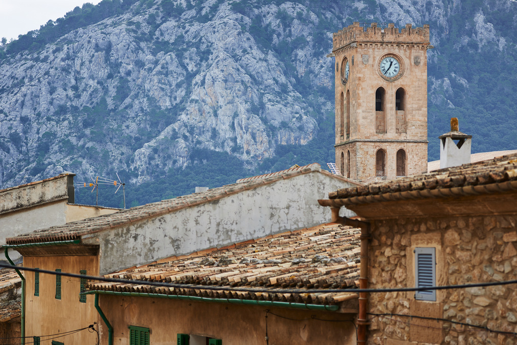 Blick vom Kalvarienberg auf die Stadt Pollenca von oben | Pollenca, Spanien - January 05, 2014: Blick auf die Stadt Pollenca von oben. - Realisiert mit Pictrs.com