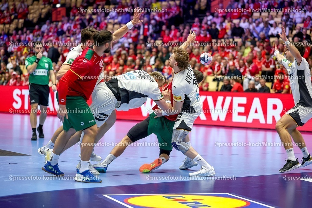 EHF22012601123 | 22.01.2026, Handball, Men's EHF EURO 2026, Deutschland - Portugal, Jyske Bank Boxen in Herning, Dänemark, Main Round:  Justus Fischer (Germany #54)  Tom Kiesler (Germany #30) verteidigen am Kreis