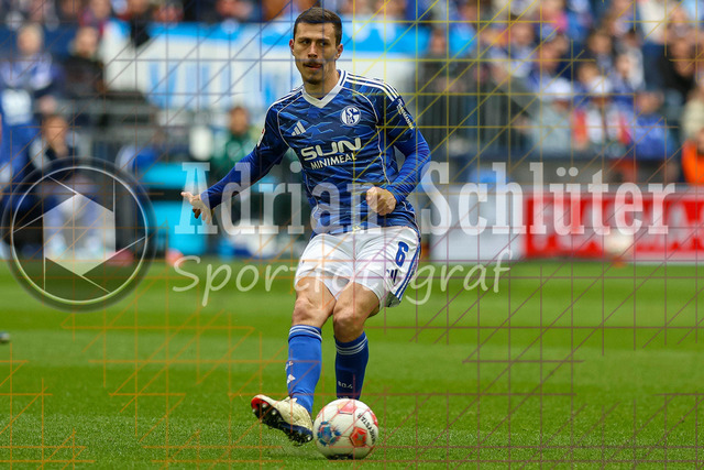 05.04.2026, GER, Fussball, Herren, 2. BL, Saison 2025/2026, FC Schalke 04 - Karlsruher SC | Ron Schallenberg (S04) in Aktion am Ball, Einzelaktion 