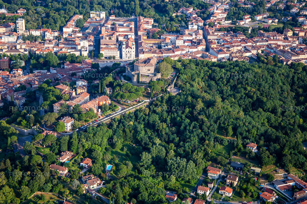 Aerial view: Gorizia Castle / Castello di Gorizia and Via Roma in the district Rosenthal in Nova Gorica in the state Slovenia, Slovenia.Photo: IMG_137616.jpg taken on 07/16/2023 by Werner Riehm/FLY-FOTO.comResolution of the original: 5287 x 3525 px