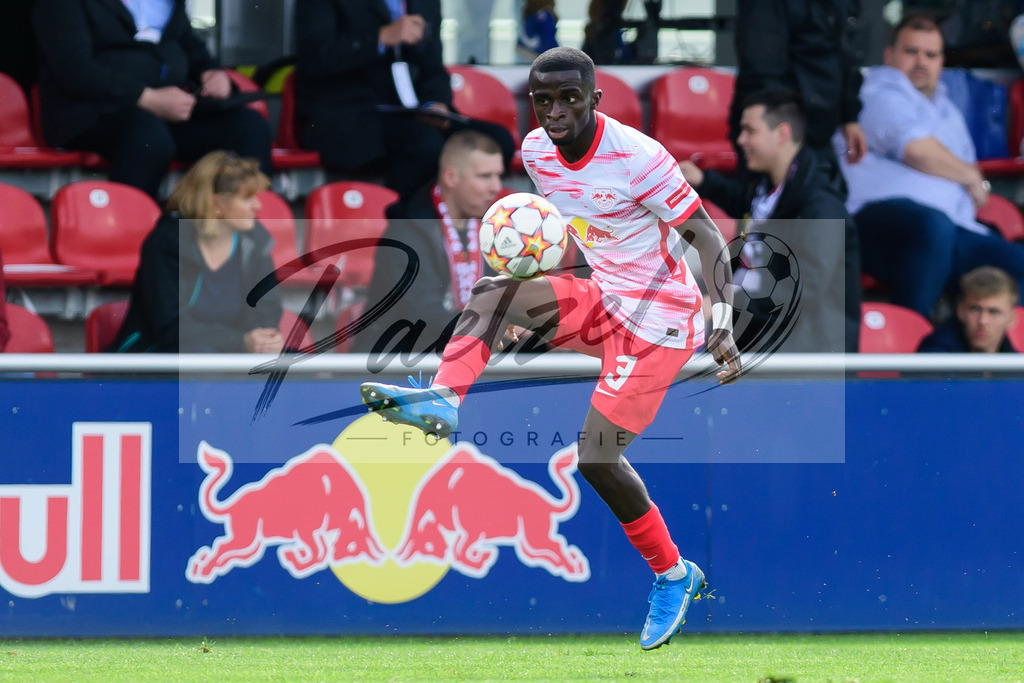 YLLEBR20210928_009 | Fussball, A-Junioren: Solomon Bonnah (RB Leipzig) in Aktion, am Ball, Einzelaktion beim Spiel der UEFA Youth League zwischen RB Leipzig und FC Bruegge im Stadion am Cottaweg am 28.09.2021 in Leipzig, Deutschland. - Realisiert mit Pictrs.com