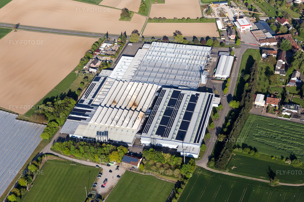 Luftbild: Firmengelände der Haas & Haas GmbH Bauunternehmen mit Hallen, Firmengebäuden und Produktionsstätten in Scherzheim im Ortsteil Scherzheim in Lichtenau im Bundesland Baden-Württemberg in Deutschland. Foto: IMG_099090.jpg vom 23.04.2017 durch Werner Riehm/FLY-FOTO.de