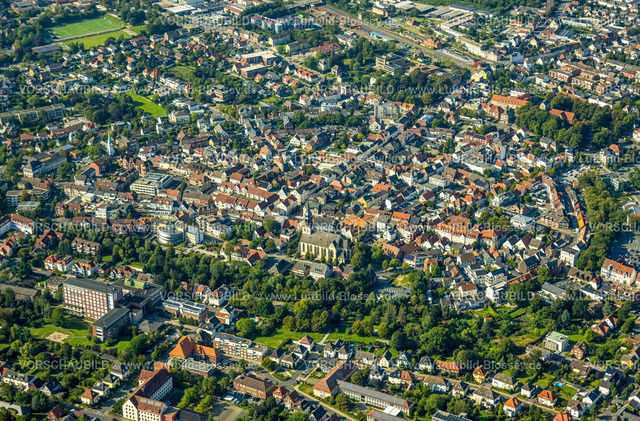 Beckum230804315 | Luftbild, Beckum Zentrum und Wallstraßen, Marktplatz und kath. Kirche St. Stephanus, Beckum, Münsterland, Nordrhein-Westfalen, Deutschland