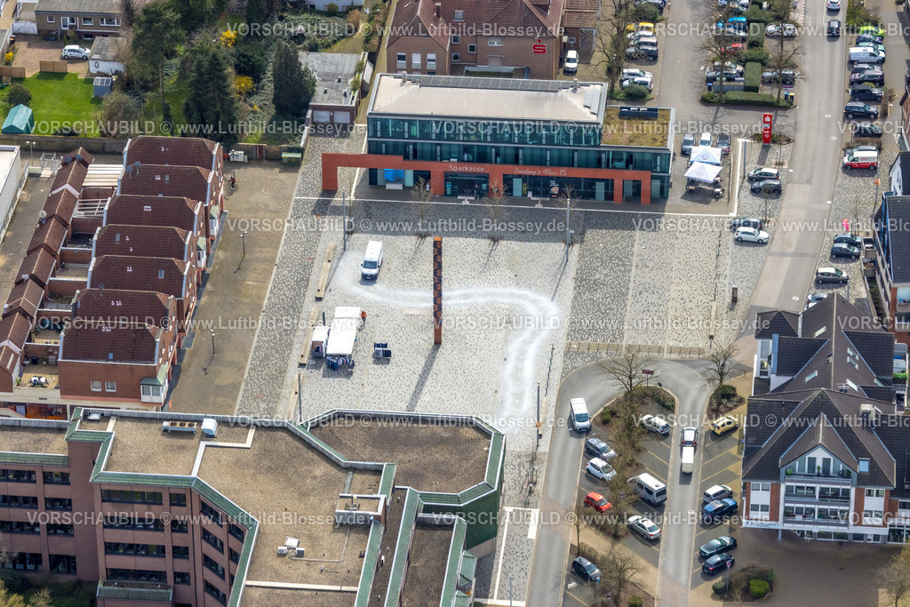 Voerde230301092 | Luftbild, Ausbau der Betuwe Linie zwischen Ruhrgebiet und den Niederlanden im Bereich Voerde zur dreigleisigen Bahnstrecke, , alle beschrankten Bahnübergänge werden entfallen oder durch Über- oder Unterführungen ersetzt werden. Vor allem ist die Ausbaumaßnahme für die Bahn mit der Verpflichtung verbunden, nunmehr Lärmschutz für die betroffenen Menschen zu gewähren. Stockum, Voerde, Niederrhein, Ruhrgebiet, Nordrhein-Westfalen, Deutschland