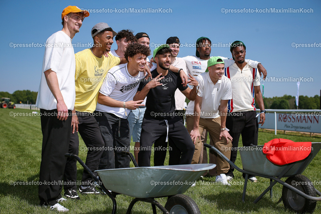 HanMx01052401018 | 01.05.2024, Hannover, Fußball, Galopprennsport, Pferderennbahn Neue Bult, Hannover-96 Renntag: Gute Laune bei der spaßigen Sportstafette - Leon-Oumar Wechsel und Montell Ndikom (Hannover-96) holen sich den Sieg. Mannschaftsfoto zusammen mit Christopher Scott Muhammed Damar, Nicolo Tresoldi, Kolja Oudenne, Antonio Foti, Yannik Lührs, Lars Gindorf und Bright Arrey-Mbi  zusammen.