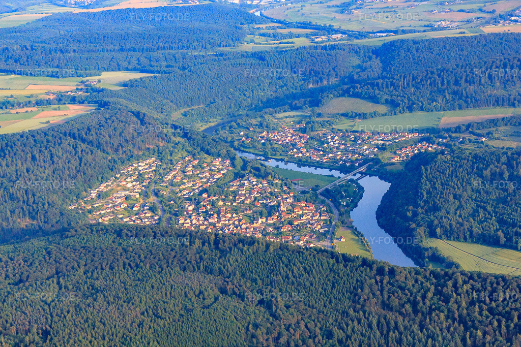 Luftbild: Ortsansicht am Neckar aus Nordwesten in Neckargerach im Bundesland Baden-Württemberg in Deutschland.Foto: IMG_66337.jpg vom 30.05.2014 durch Werner Riehm/FLY-FOTO.deAuflösung des Originals: 4752 x 3168 px