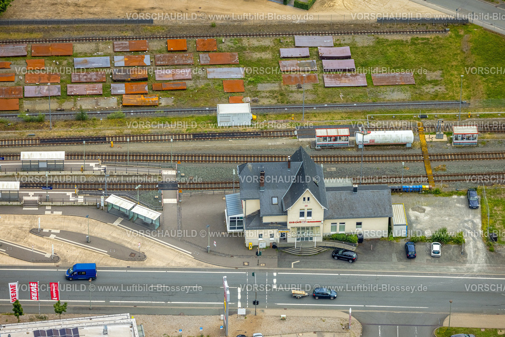 BadLaasphe240709536 | Luftbild, Bahnhof Bad Laasphe und Bahnhofsgebäude, Bad Laasphe, Wittgensteiner Land, Nordrhein-Westfalen, Deutschland
