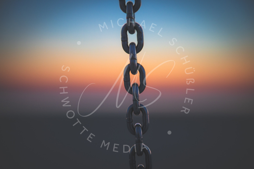 2021-09-08 SPO Strand Sonnenuntergang Schaukel - 043 | Kette im Sonnenuntergang - Realisiert mit Pictrs.com