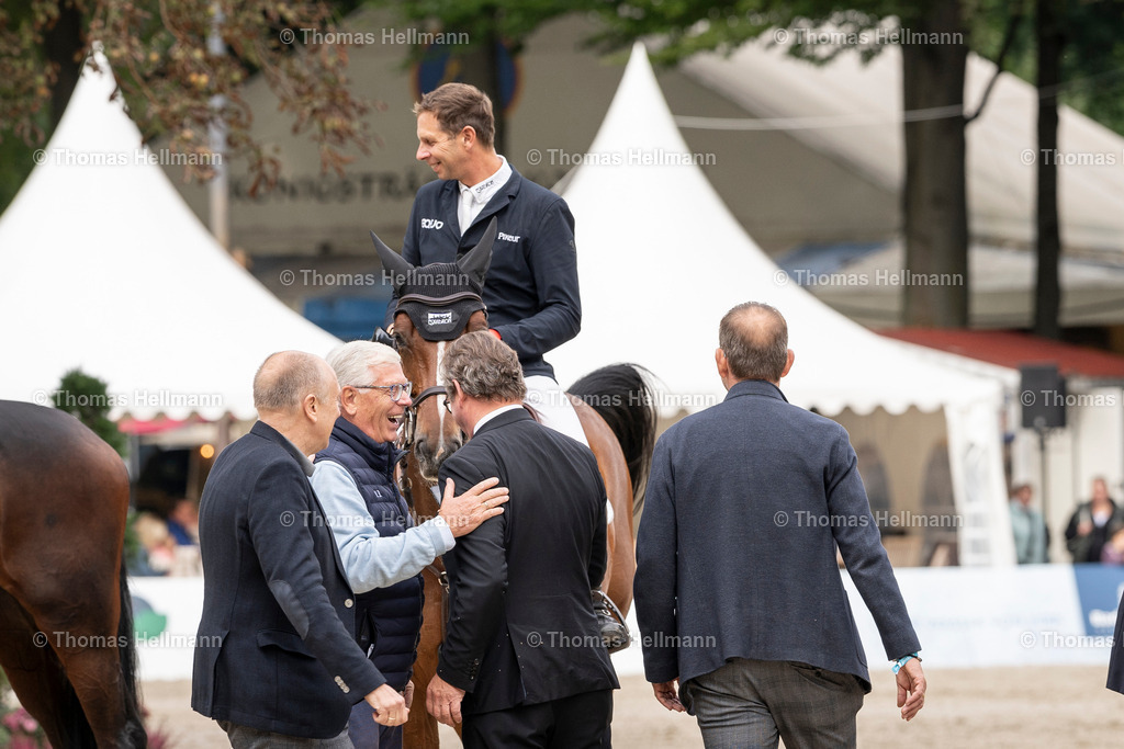 OWL.Ch.2024_Großer Preis von OWL-09195 | Der professionelle Turnierfotograf ✓ Reitsport Bilder ▷ Shop ✚ günstig & schnell ✚ mit Zugang für Redakteure