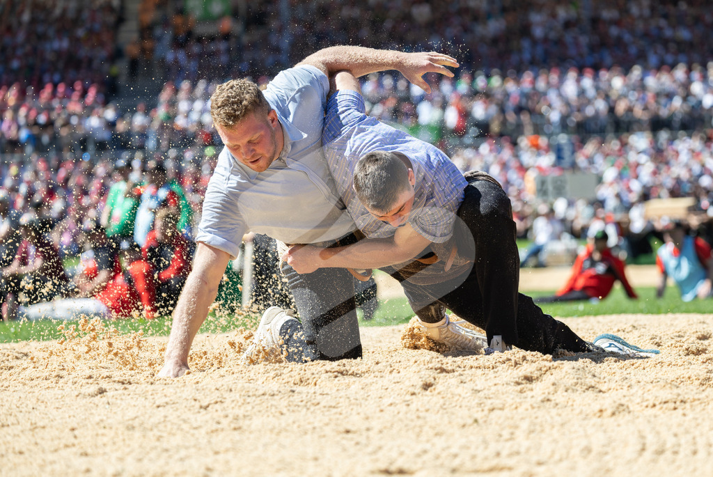 ESAF2025_07Gang_6934 | Die Schwinger des Schwyzer Kantonalen Schwingerverbandes: Fotos, die Dynamik und Leidenschaft festhalten, sowie emotionale Momente aus dem traditionellen Schwingsport zeigen. - Realisiert mit Pictrs.com
