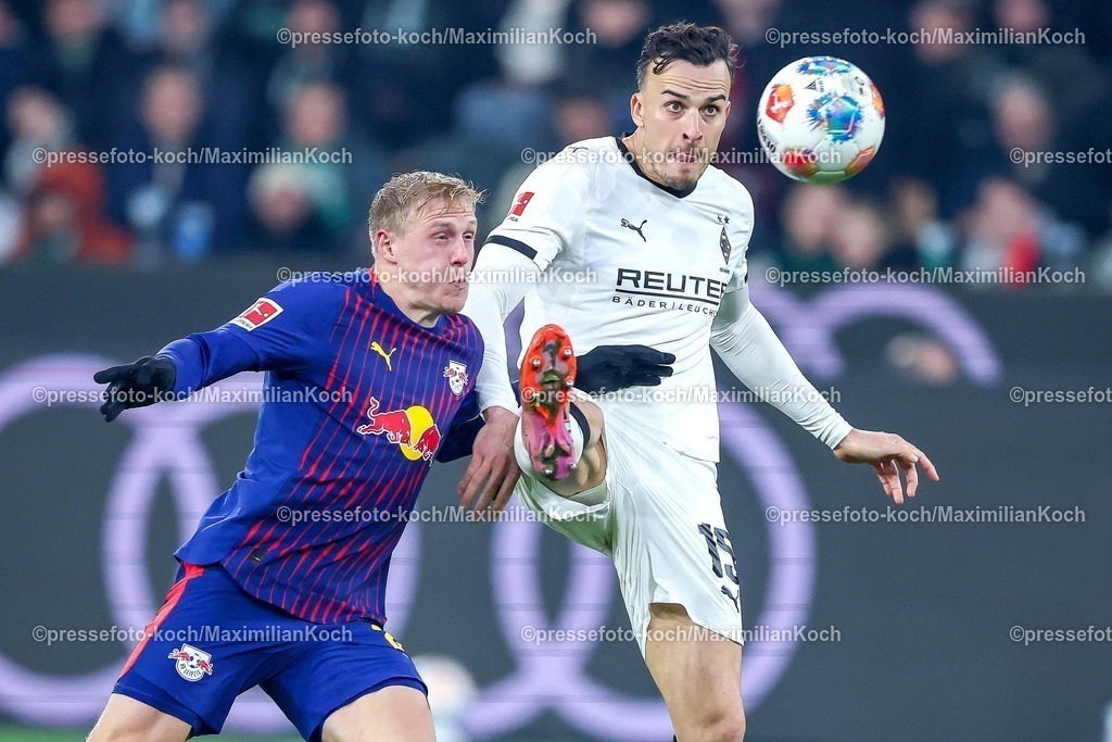 BMG28112501057 | 28.11.2025, Fußball, Borussia Mönchengladbach - RB Leipzig, 1. Fußball Bundesliga, 12.Spieltag, Borussia-Park, Saison 2025 2026: Xaver Schlager (RB Leipzig #24) im Zweikampf gegen  Haris Tabakovic (Borussia Mönchengladbach #15) DFB regulations prohibit any use of photographs as image sequences and or quasi-video.