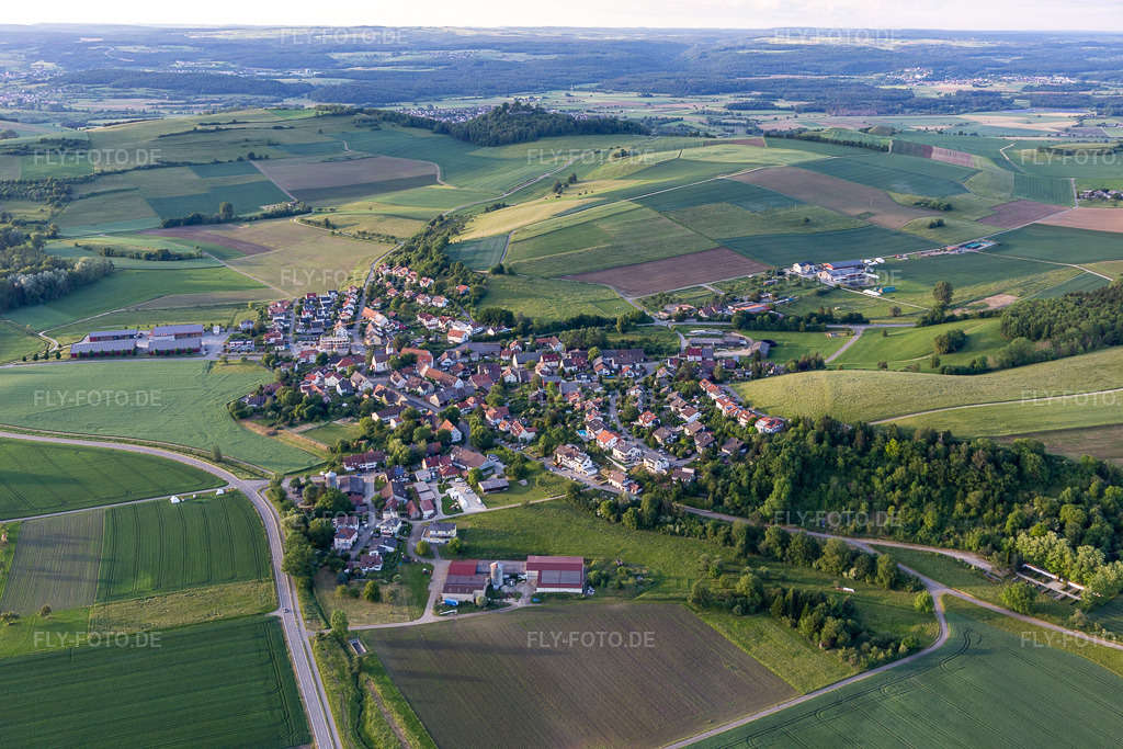 Luftbild: Duchtlingen im Ortsteil Duchtlingen in Hilzingen im Bundesland Baden-Württemberg in Deutschland. – Foto: IMG_131822.jpg vom 25.05.2022 durch Werner Riehm/FLY-FOTO.de – Auflösung des Originals: 5472 x 3648 px – WWW.HILZINGEN.DE