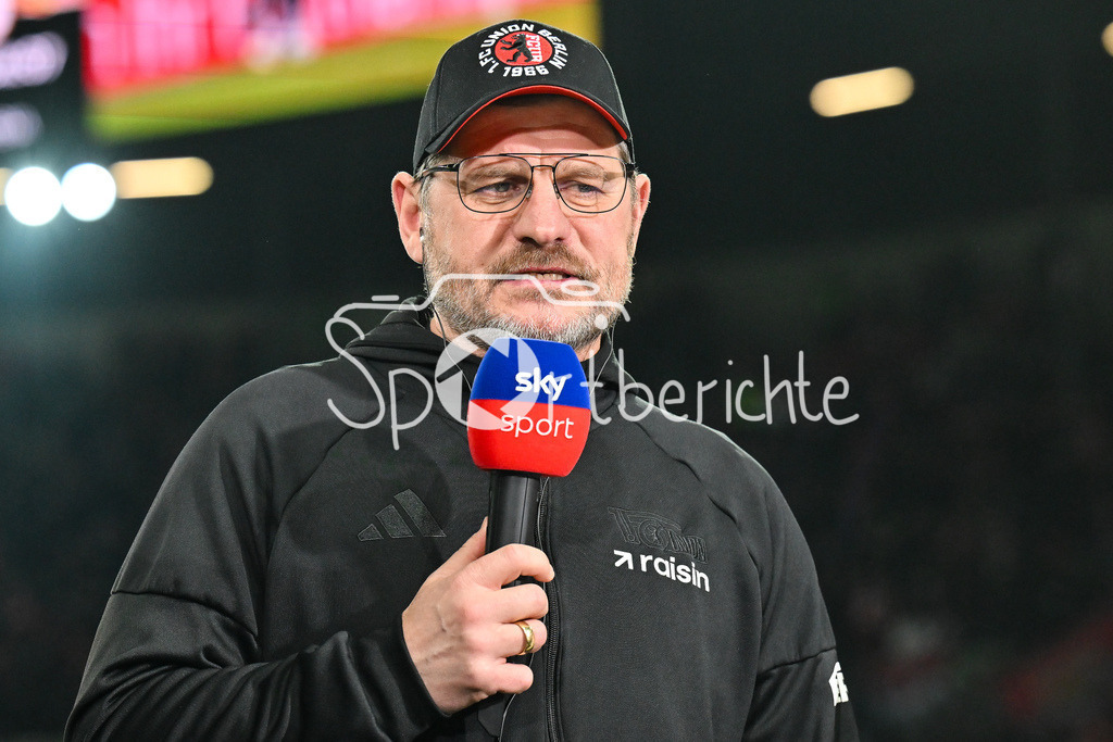 FC Augsburg - 1. FC Union Berlin | AUGSBURG, GERMANY - 15. JANUARY: im Bild Steffen BAUMGART Trainer 1. FC Union Berlin / Einzelfoto / Freisteller vor dem Bundesligamatch zwischen dem FC Augsburg und dem 1. FC Union Berlin am 17. Spieltag in der WWK-Arena / DFL REGULATIONS PROHIBIT ANY USE OF PHOTOGRAPHS AS IMAGE SEQUENCES AND/OR QUASI-VIDEO