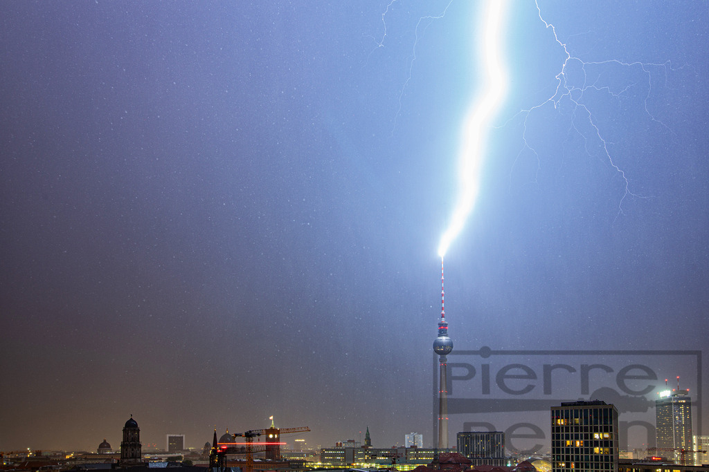 Blitzeinschlag Berliner Fernsehturm 22.06.2023 | Pierre.Berlin Photo Store - Realisiert mit Pictrs.com