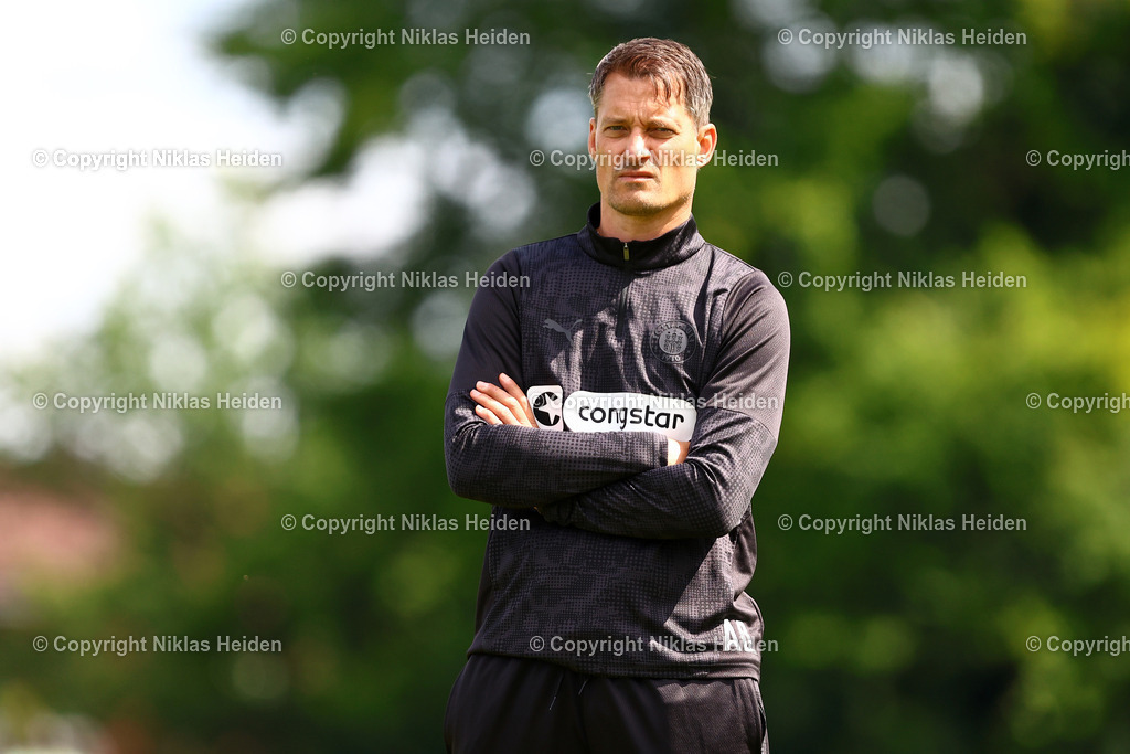 NH_FCStPauli_Training_11072025 | Alexander Blessin (Trainer, FC St. Pauli)Fußball I Herren I Training I Saison 2025-2026 I FC St. Pauli I 11.07.2025 I Trainingszentrum FC St. Pauli