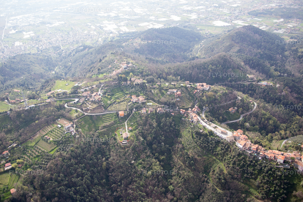 Vue aérienne: Vue de la ville à Pedona dans le département Toscane, Italie – .Photo: IMG_086958.jpg prise le 03/04/2016 par Werner Riehm/FLY-FOTO.eu – Résolution de l'original: 5472 x 3648 px