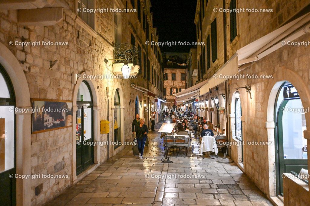 Kroatien_ Dubrovnik_ 10.10.2023-16 | 10.10.2023, Kroatien, HRV, Dubrovnik im Bild Dubrovnik bei Nacht, Gastronomie Tourismus, Sehenswuerdigkeiten



eine Stadt im suedlichen Kroatien an der Adriakueste in der Gespannschaft Dubrovnik-Nereveta. Die Altstadt wurde im Jahr 1979 von der UNESCO in die Liste des Weltkulturerbes aufgenommen.