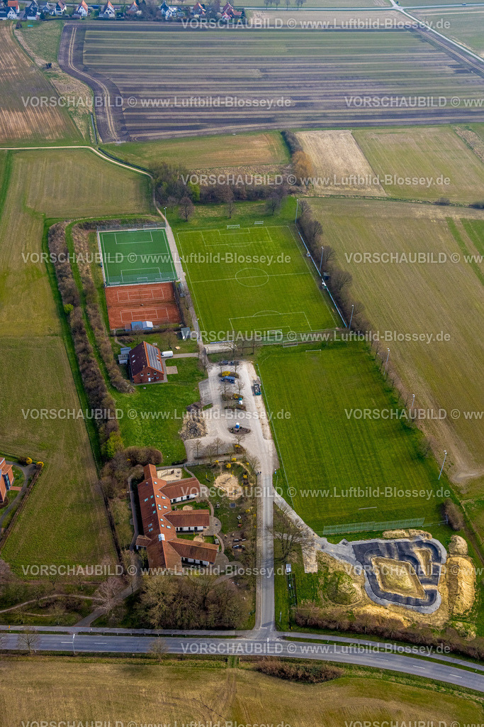 Lippetal240307165 | Luftbild, kath. Kita Kindergarten St. Albertus mit Baustelle, Fußballstadion und Tennisplätze SV Germania Hovestadt-Nordwald, Ortsteil Hovestadt, Lippetal, Herzfeld, Nordrhein-Westfalen, Deutschland